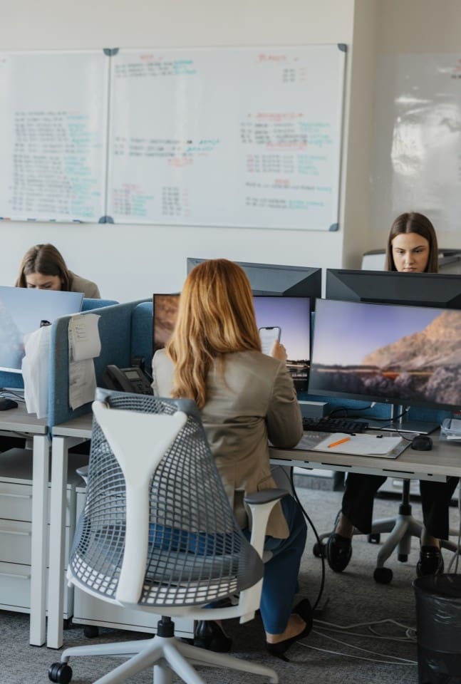 Équipe de dessinateur travaillant à leur poste de travail dans un bureau d'ingénierie