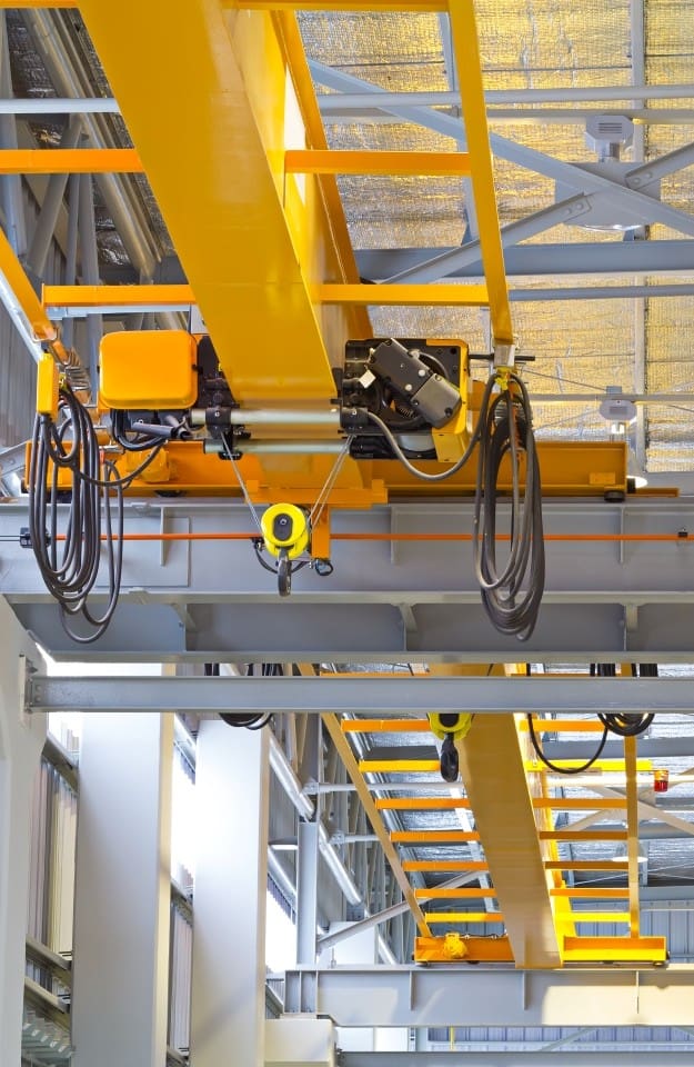 Pont roulant jaune dans une usine