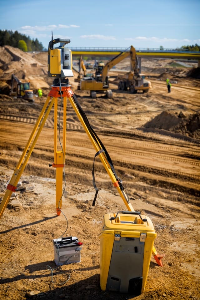 Scan 3D trimble X9 de couleur jaune sur un chantier de construction