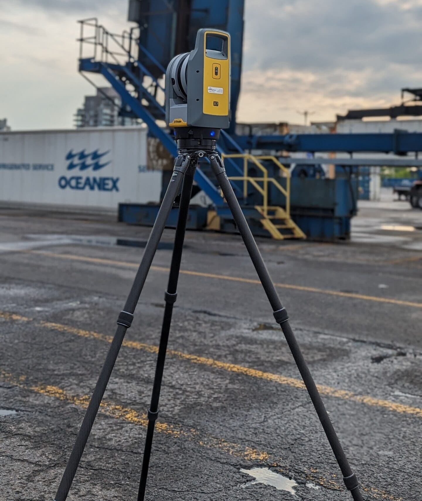 Scanneur 3D positionné en extérieur sur un chantier de construction