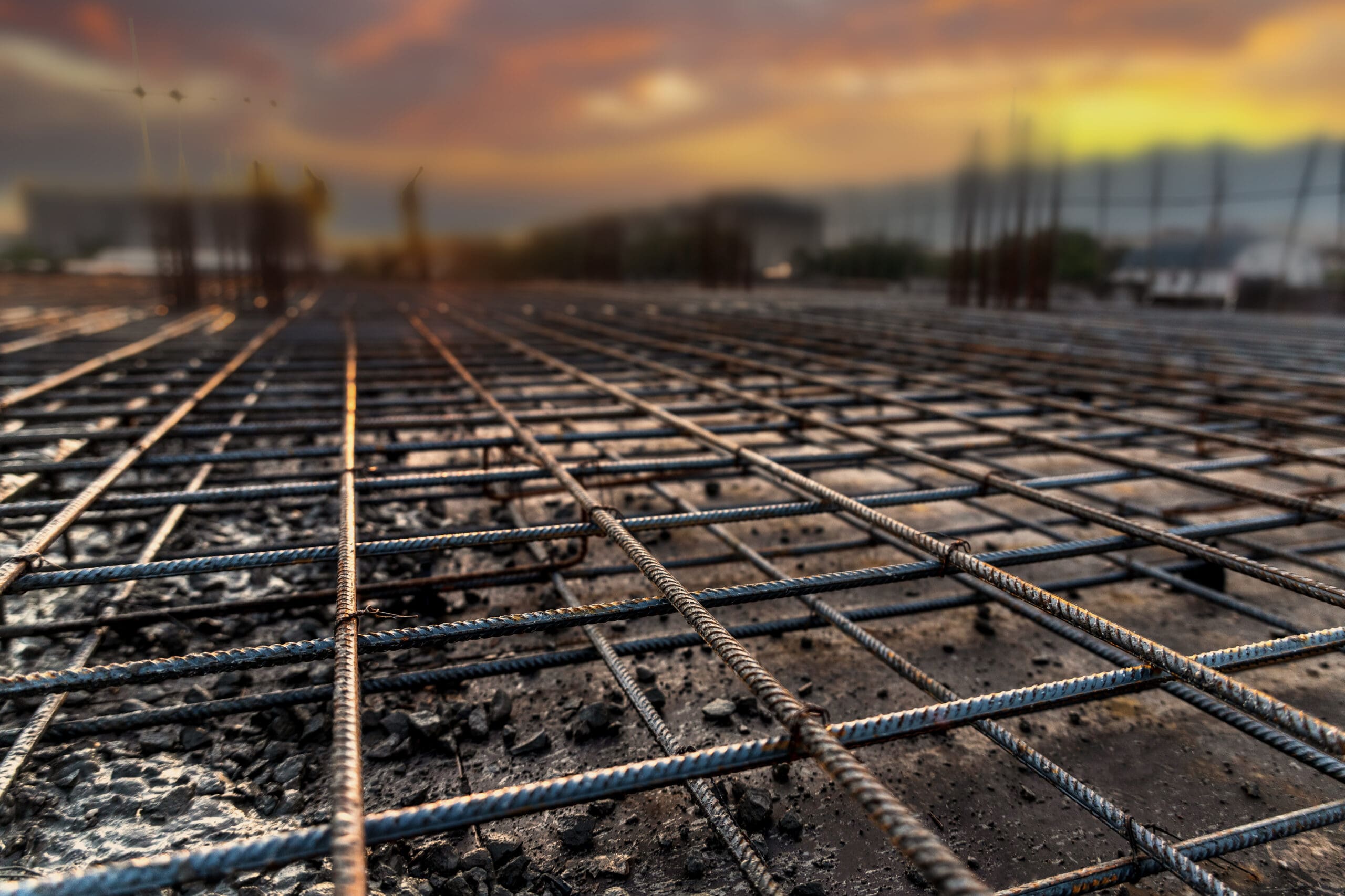 Chantier de construction au coucher du soleil – Armature de l’étage intermédiaire et colonnes d’un bâtiment en construction.