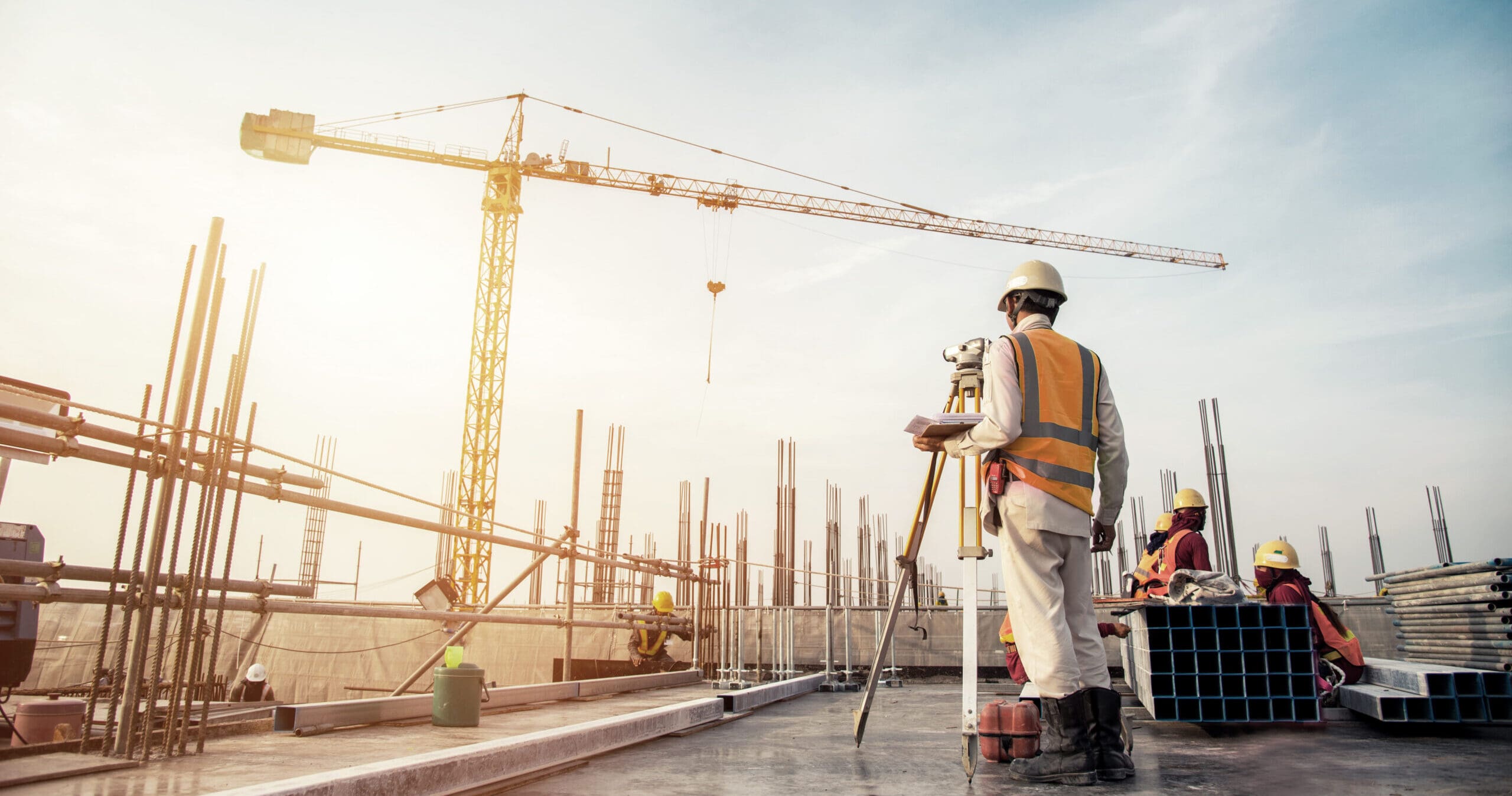 Personne effectuant un scan sur un chantier de construction