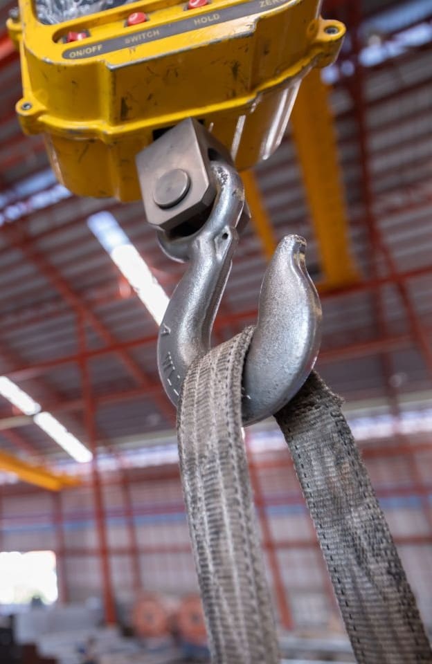 Crochet d'un palan dans une usine
