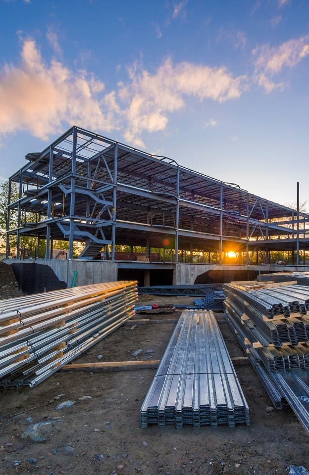 structure d'acier en construction au couché du soleil