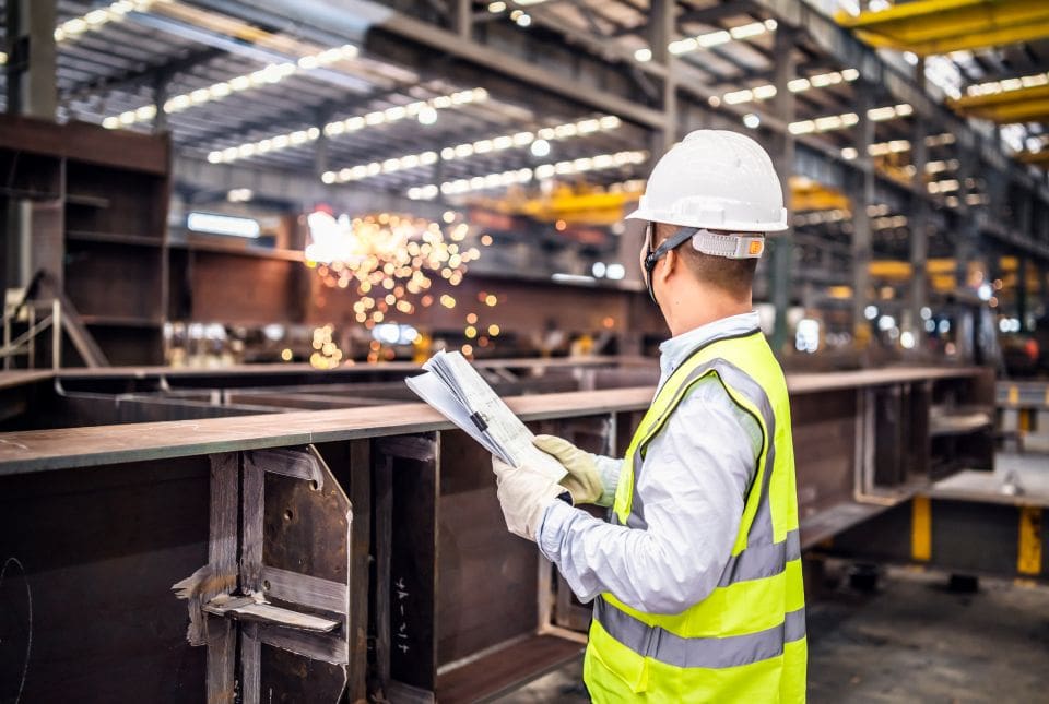 Ingénieur en train de faire une inspection