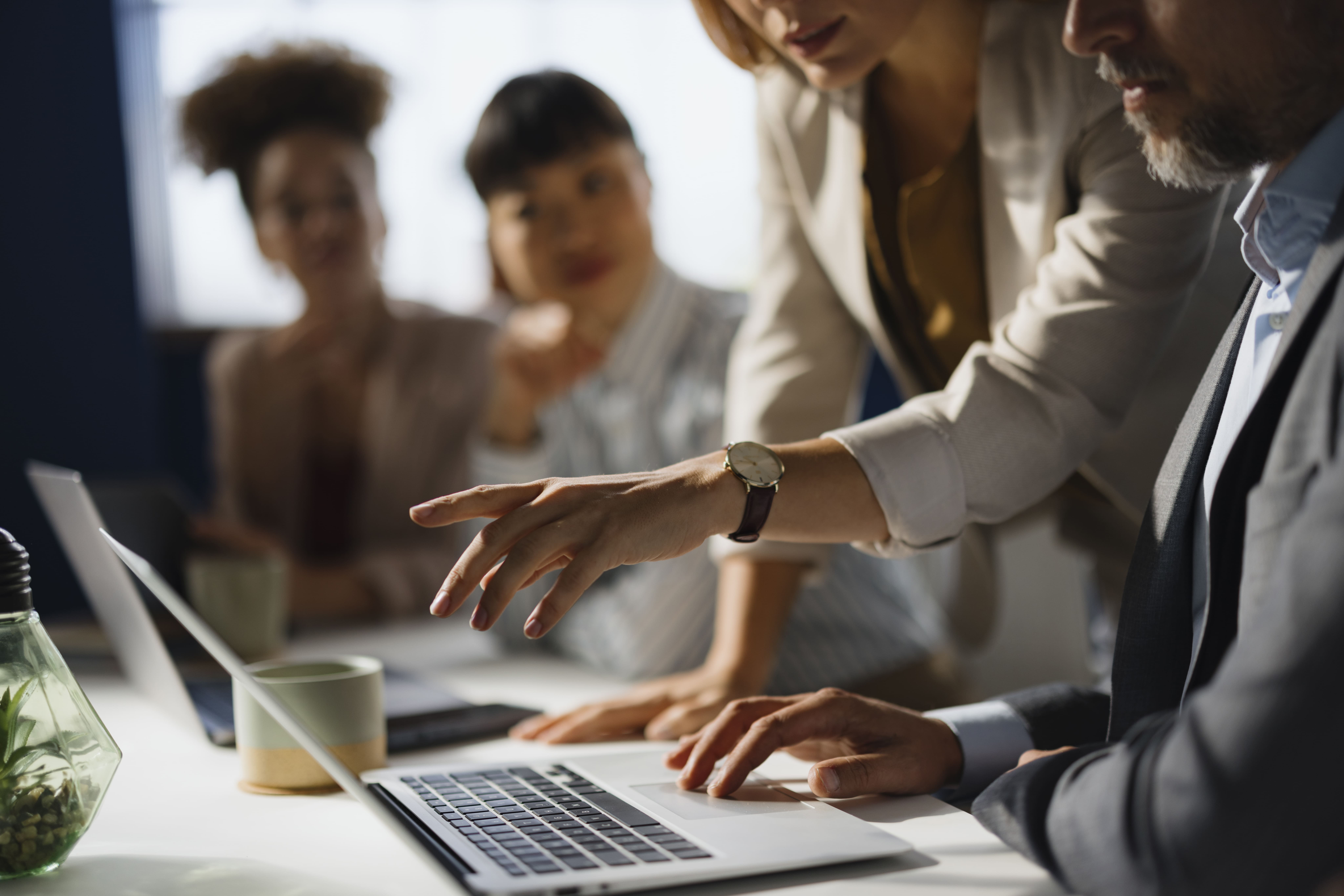 Équipe de professionnels discutant d'un projet