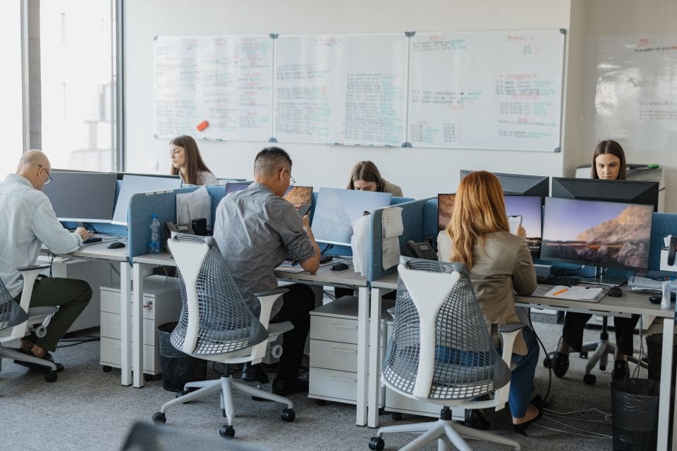 Équipe de dessinateurs travaillant à leur bureau