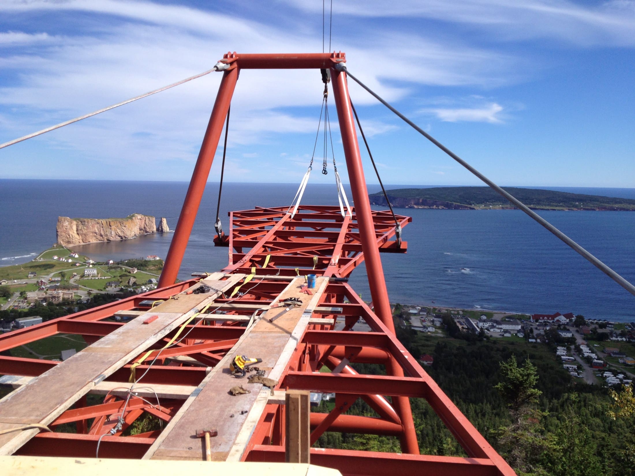 Passerelle suspendue avec vue sur le Rocher Percé