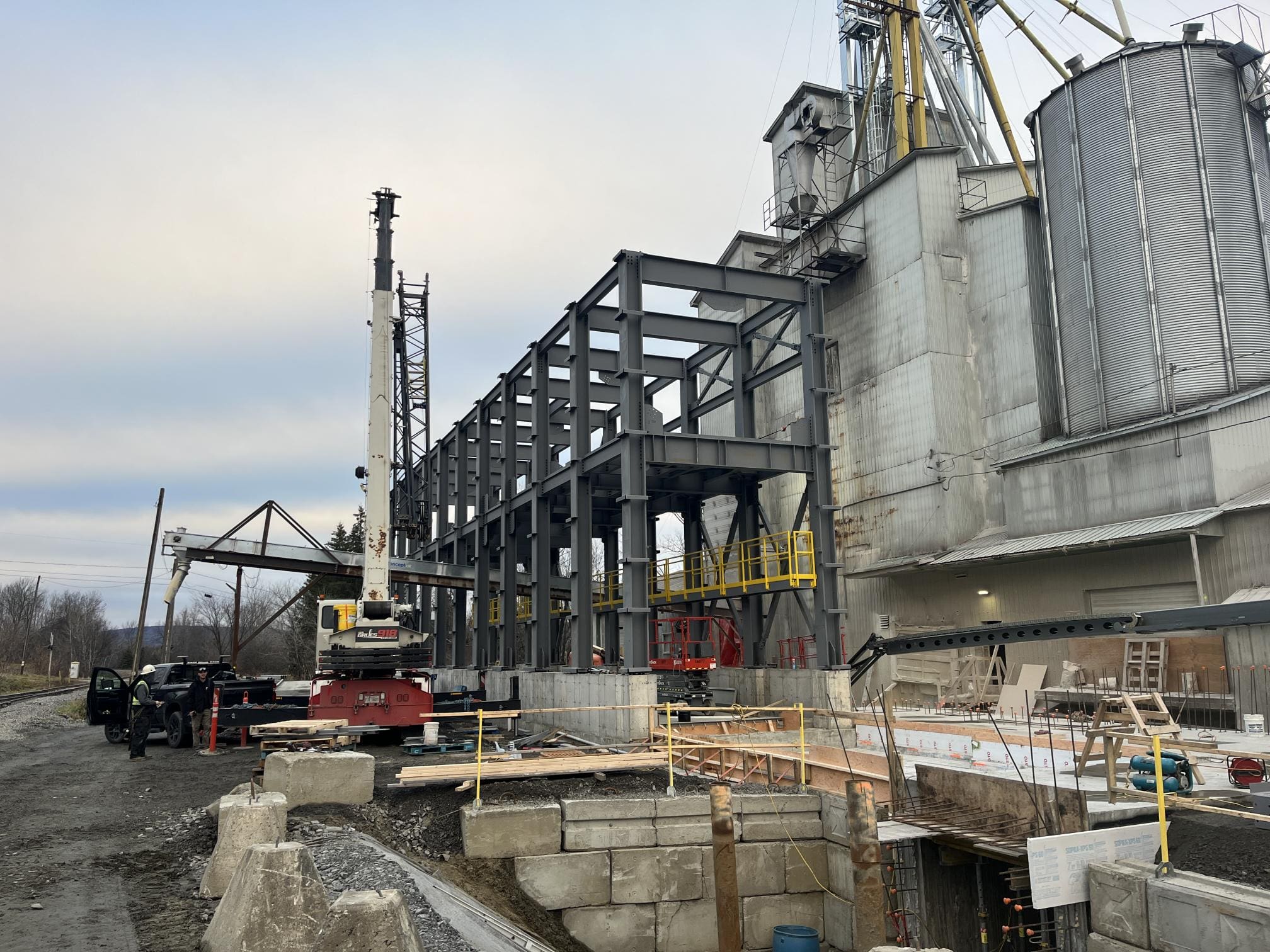 Structure d'acier en montage sur un chantier de construction